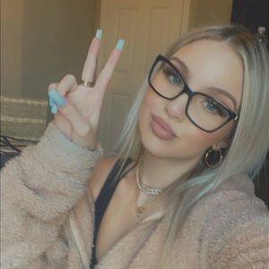 Meet your Posher, Adrienne